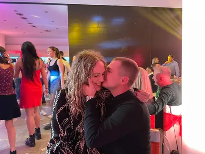 Poljubac na proslavi