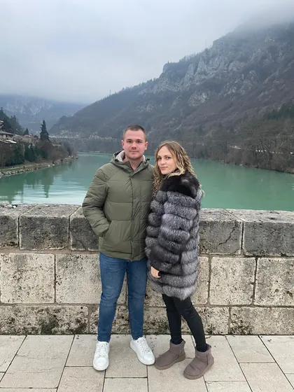 Njih dvoje na mostu uz reku